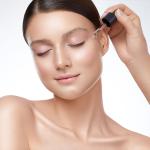 Comment choisir un sérum visage efficace ? Huiles, acide hyaluronique et autres produits