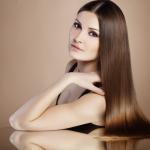 5 Méthodes Faciles Pour Obtenir Des Cheveux Lisses et Raides Sans Utiliser Un Fer à Lisser