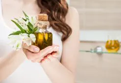 Ampoules vs Huiles Naturelles. Lesquelles sont les meilleures contre l’amincissement des cheveux ?