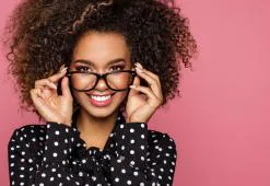 Les coiffures à adopter quand on porte des lunettes. Comment adapter votre coiffure en fonction de la forme et de la couleur de vos lunettes ?