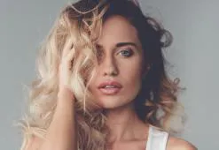 Comment définir vos cheveux bouclés ? Méthodes rapides et faciles.