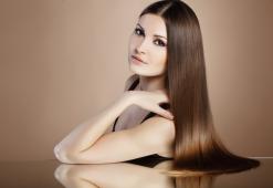 5 Méthodes Faciles Pour Obtenir Des Cheveux Lisses et Raides Sans Utiliser Un Fer à Lisser