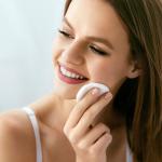 Routine de Nettoyage du Visage en Plusieurs Étapes. Comment l'Appliquer à la Maison ?
